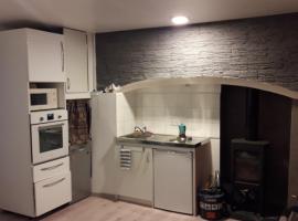 maison cosy proche de la station de ski du lioran 4 personnes, hotel i Thiézac