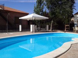 Casa rural con piscina y pista de padel - Casa de Pacas, hotel in Bolaños de Calatrava