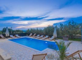 Beautiful villa in Lisicic with private pool, hotel in Lisičići
