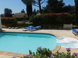 Les Bougainvillées de Camargue, hotell med parkeringsplass i Villetelle