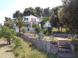 Apartment in Maslinica 70m from the sea, hotel na plaži u gradu Maslinica