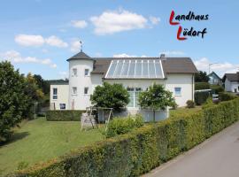 Landhaus Lüdorf, hotel with parking in Sinspert