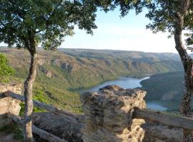 Hostal Arribes del Duero, hotel bajet di Fermoselle