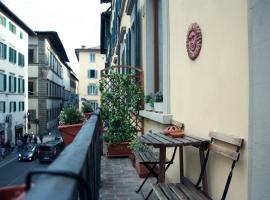 Luxury central flat river view, hotel near Via Maggio, Florence