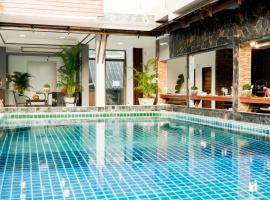 Billabong Hotel and Cafe, hotel di Baan Tai