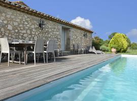 Magnificent farmhouse with private pool and garden, alojamiento en Roussières
