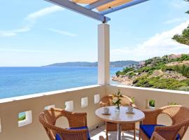 Sea Breeze Apartments Chios, hotelli kohteessa Monolia lähellä maamerkkiä Agios Aimilianos