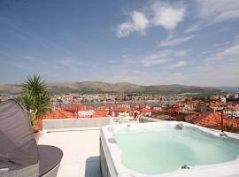 Domus Apartments, hotel v Trogiru