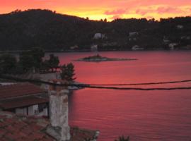 Plakes Suites, hotel em Skiathos