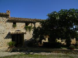 Azienda Agrituristica Colle San Giorgio: Castiglione Messer Raimondo'da bir otoparklı otel