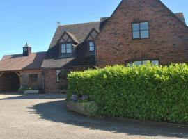 Elms Farm, hotel with parking in Alderton