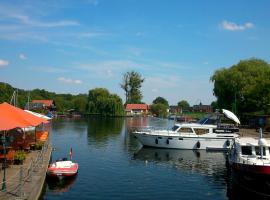 Neukalener Stadthaus Zum Alten Schmied, pet-friendly hotel in Neukalen