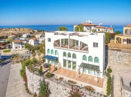 Joya Cyprus Marvel Penthouse Apartment, hotel con piscina en Ayios Nikolaos