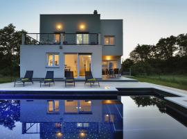 Holiday Home Dvori, hotel near Pula Airport - PUY, 