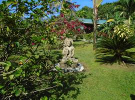 J and H Garden Cabinas, homestay in Bocas Town