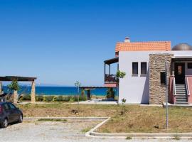 Seafront house with garden, hotel en Ierissos