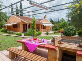Family Holiday Apartment with garden & BBQ, budget hotel sa Velonádes