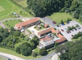 Wolds Village Hotel, hotel with parking in Bainton
