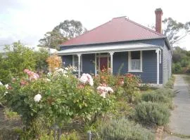 Yarram Cottage: Art and Accommodation