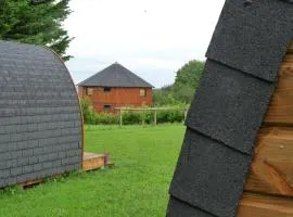 La maison ronde et ses 2 cahutes