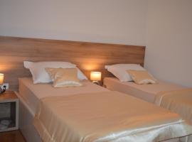 Blue Lake Luxury Rooms، فندق مع موقف سيارات في Grabovica