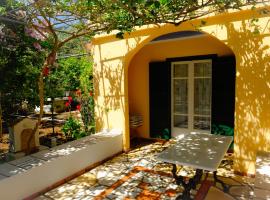 House with Garden near the Sea, hotel a Ayia Evfimia
