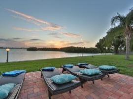 Oceanfront home with sunset views of Sarasota Bay and heated pool, villa in Sarasota