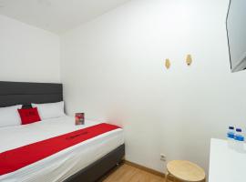 RedDoorz Plus @ Danau Sunter Utara, B&B in Jakarta