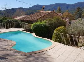 Charming villa in Meounes-les-Montrieux with private pool, hotel s bazenima u gradu 'Méounes-lès-Montrieux'