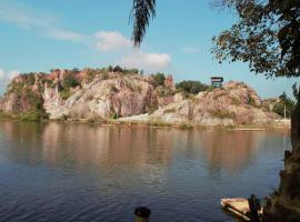 Tadom Hill Resorts, cabin sa Kampong Labohan Dagang