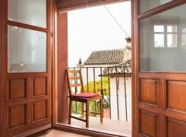 Luminous Alhambra view apartment in Albayzín