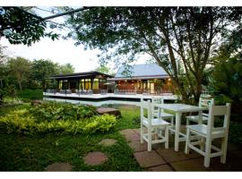 Young Coconut Garden Home Resort: Amphawa şehrinde bir otel