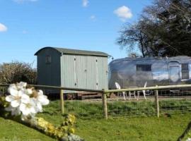 Ludlow Vintage Airstream, farm stay in Ludlow