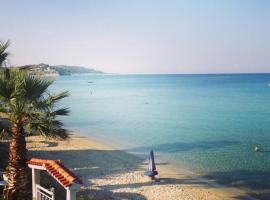 Seafront Maisonette in Fourka, hotel in Fourka