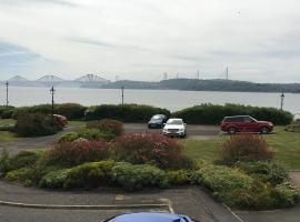 Prime Dalgety Bay Waterfront Apartment, hotel with parking in Saint Davids