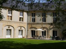 Magnifique château rénové proche bourg grand parc belle terrasse billard, ping pong, proche Bayeux et plages du débarquement, üdülőház Tilly-sur-Seulles városában