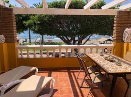 Aunt Antonia Beach House, hotel dekat Club de Golf El Candado, Malaga