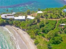 Two Bays Beach Villa Apartment and Studios, hotel v destinaci Lower La Tante
