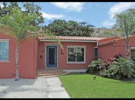 The South Beach Party House - Large Groups - Walk to Everything!, Hotel in Miami Beach