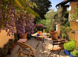 Chez Marianne "chambres d'hôtes", hotel cerca de Funivia Monte Lema, Astano