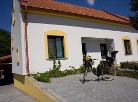 Apartmány U Zámečku, מלון בחלוהובץ