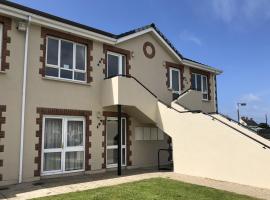 Kilkee Holiday Homes (GF - Sleeps 5), vakantiehuis in Kilkee