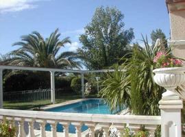 les alicantes, hotel with pools in Coursan