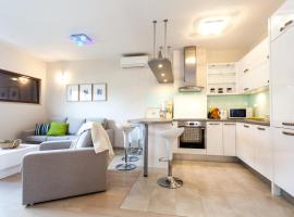 Renata apartment 2BR, near beach, hotel in Petrcane