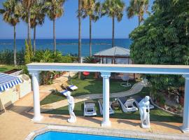 Limassol Beachfront Holiday Villa, hotel in Limassol