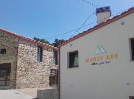 Albergue Monte Aro, hostel in Mazaricos