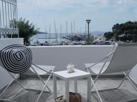 Aqua Marine: Neos Marmaras şehrinde bir otel