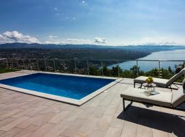 Villa vista sul Quarnero โรงแรมในมาทุลยี