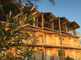 Bay Holiday Hotel & Spa: Karavómilos şehrinde bir aile oteli