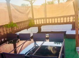 GRAN CASA con TERRAZA a 3 min Playa con Wifi - rodeada de servicios, къща тип котидж в Рокетас де Мар